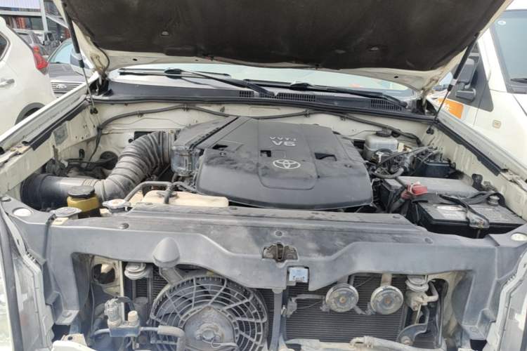 Used Toyota Prado 2004 VX 4.0 Engine Bay
