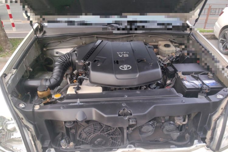 Used Toyota Prado 2004 VX 4.0 Engine Bay