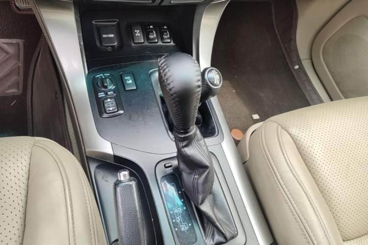 Used Toyota Prado 2004 VX 4.0 Gear Lever