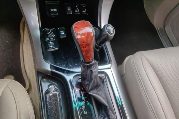 Used Toyota Prado 2004 VX 4.0 Gear Lever