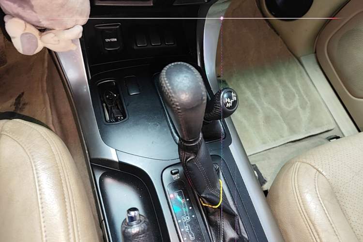 Used Toyota Prado 2004 GX 2.7 Automatic Model Gear Lever