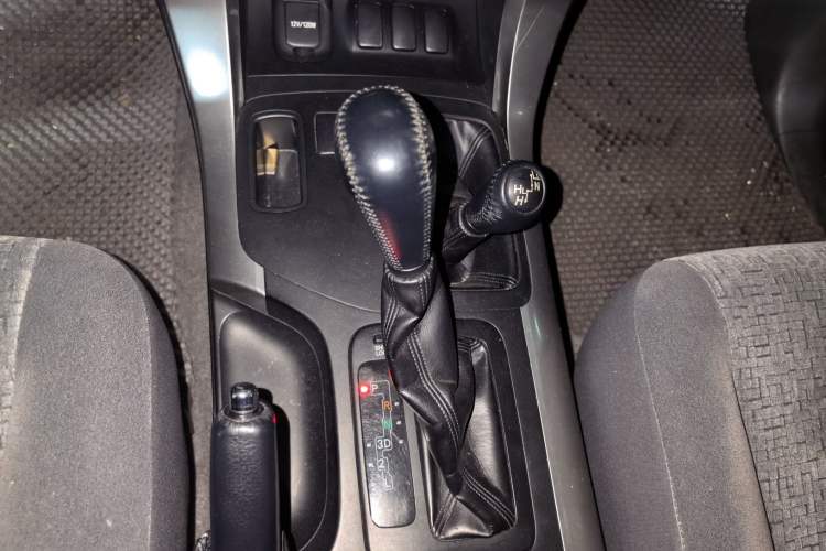 Used Toyota Prado 2004 GX 2.7 Automatic Model Gear Lever