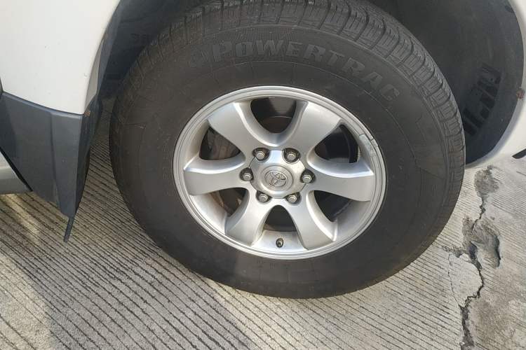 Used Toyota Prado 2004 GX 2.7 Automatic Model Right Front Wheel Hub