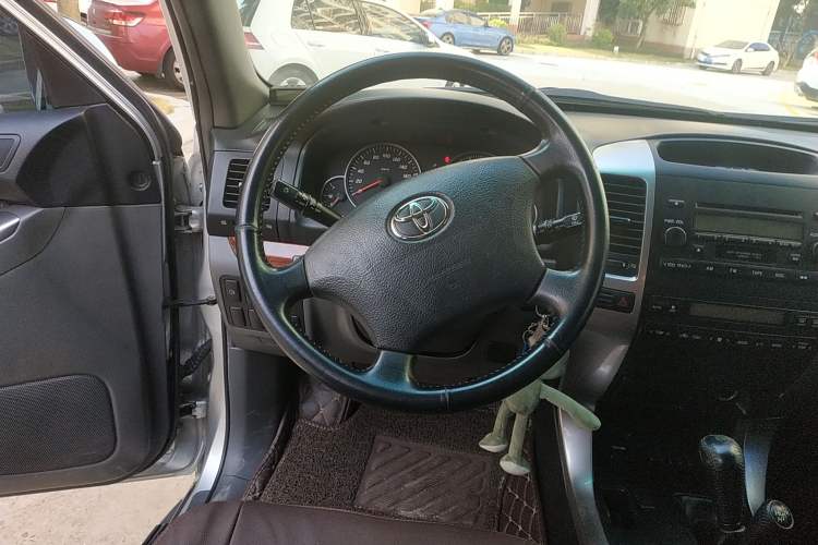 Used Toyota Prado 2004 GX 2.7 Automatic Model Steering Wheel