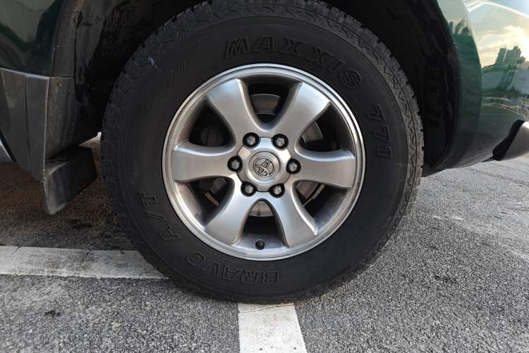 Used Toyota Prado 2006 4.0L Automatic VX Right Front Wheel Hub