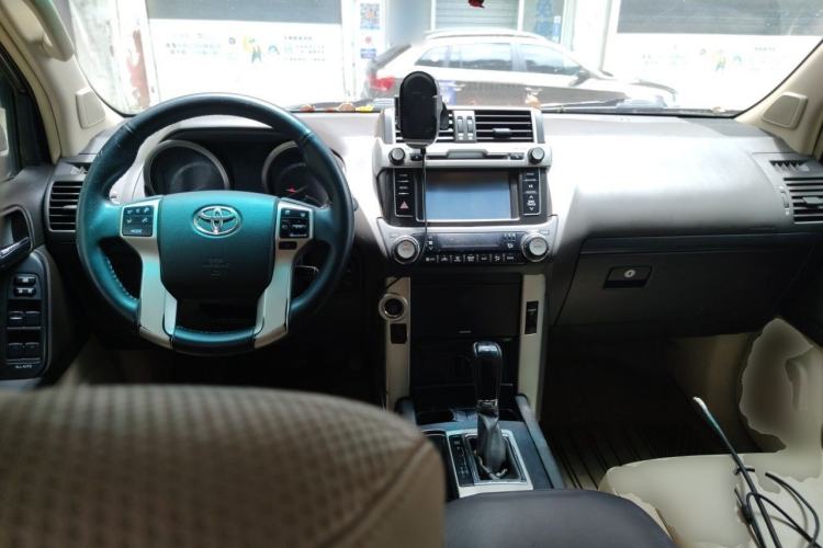 Used Toyota Prado 2010 4.0L Automatic TX-L NAVI Center Console