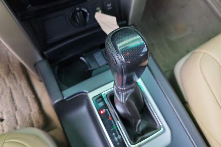 Used Toyota Prado 2010 4.0L Automatic TX-L Gear Lever