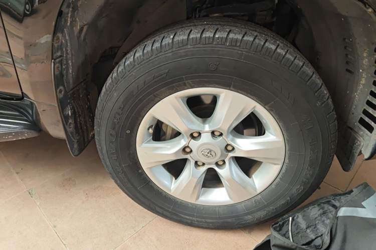 Used Toyota Prado 2010 2.7L Automatic Standard Edition Right Front Wheel Hub