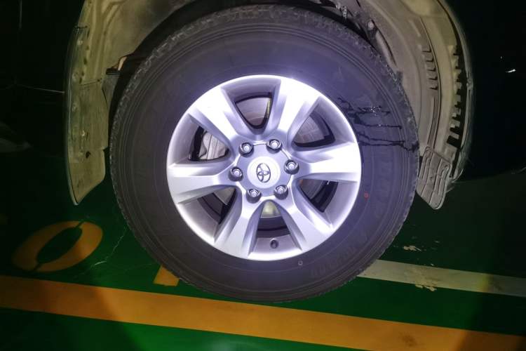 Used Toyota Prado 2010 2.7L Automatic Deluxe Edition Right Front Wheel Hub