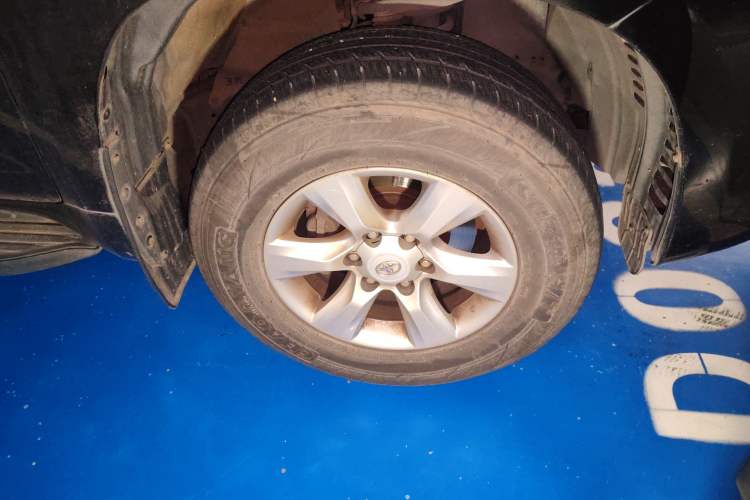 Used Toyota Prado 2010 2.7L Automatic Deluxe Edition Right Front Wheel Hub