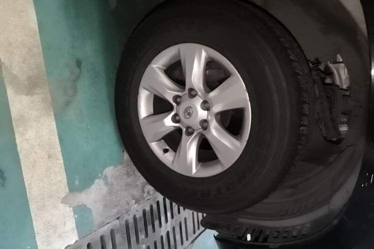 Used Toyota Prado 2010 2.7L Automatic Standard Edition Right Front Wheel Hub