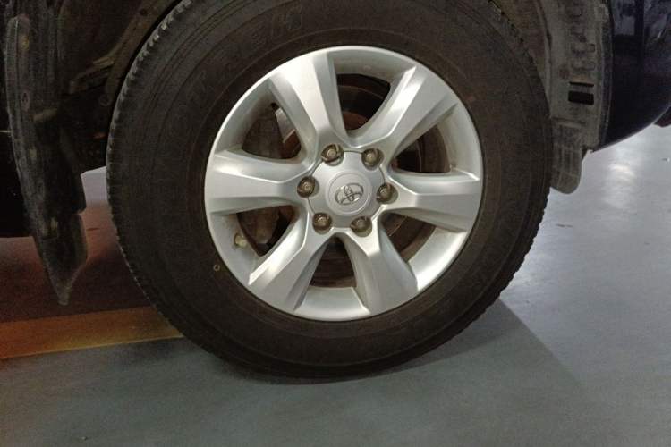 Used Toyota Prado 2010 4.0L Automatic TX-L NAVI Right Front Wheel Hub