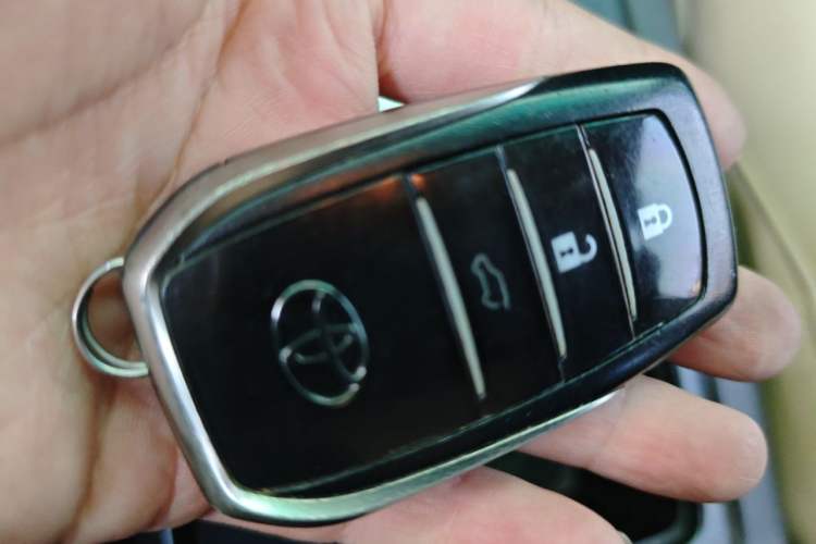 Used Toyota Prado 2010 4.0L Automatic TX-L Vehicle Key