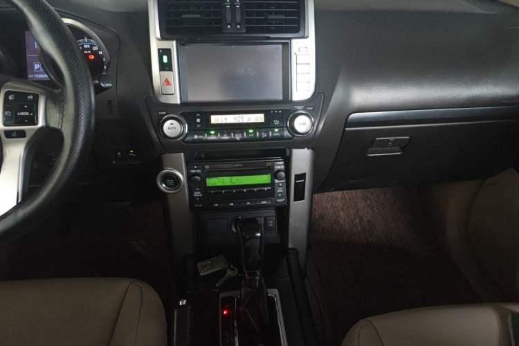Used Toyota Prado 2010 4.0L Automatic TX-L Audio And AC Panel