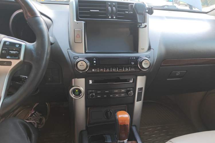 Used Toyota Prado 2010 4.0L Automatic VX Audio And AC Panel