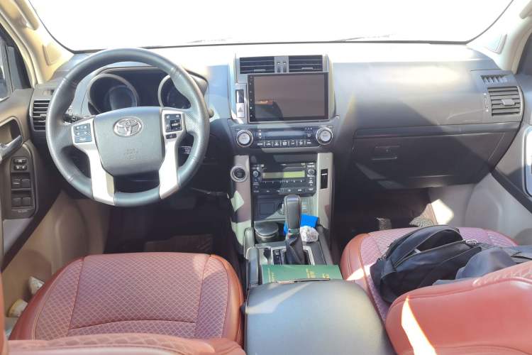 Used Toyota Prado 2010 4.0L Automatic TX-L Center Console