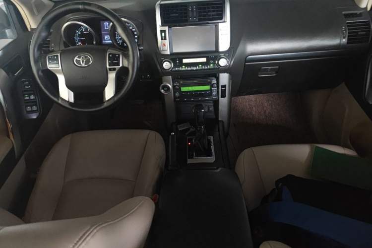 Used Toyota Prado 2010 4.0L Automatic TX-L Center Console