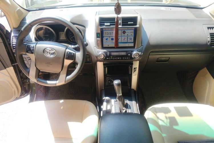 Used Toyota Prado 2010 2.7L Automatic Standard Edition Center Console