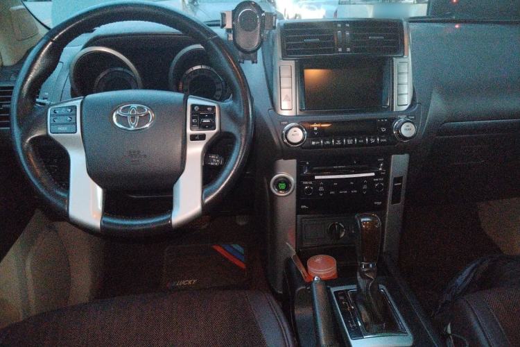 Used Toyota Prado 2010 4.0L Automatic TX-L NAVI Center Console