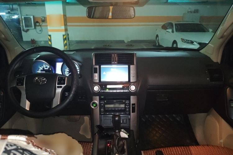 Used Toyota Prado 2010 4.0L Automatic TX Center Console