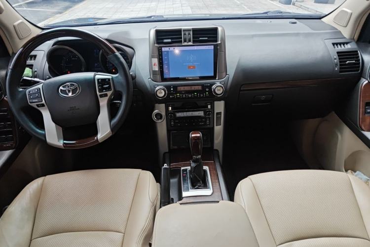Used Toyota Prado 2010 4.0L Automatic VX Center Console