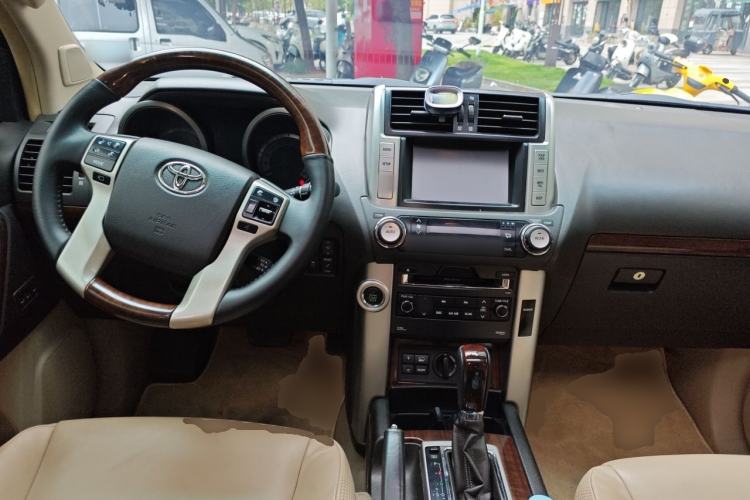 Used Toyota Prado 2010 4.0L Automatic VX NAVI Center Console