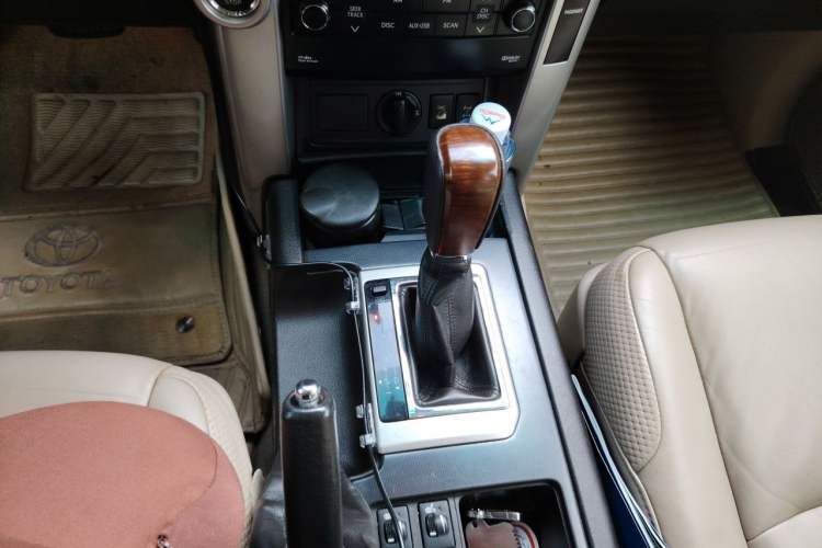 Used Toyota Prado 2010 4.0L Automatic TX-L NAVI Gear Lever