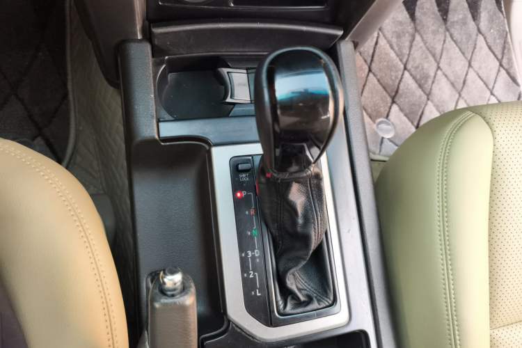Used Toyota Prado 2010 2.7L Automatic Deluxe Edition Gear Lever
