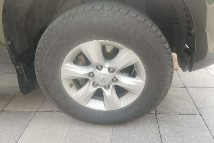 Used Toyota Prado 2010 4.0L Automatic TX-L Right Front Wheel Hub