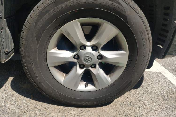 Used Toyota Prado 2010 2.7L Automatic Deluxe Edition Right Front Wheel Hub