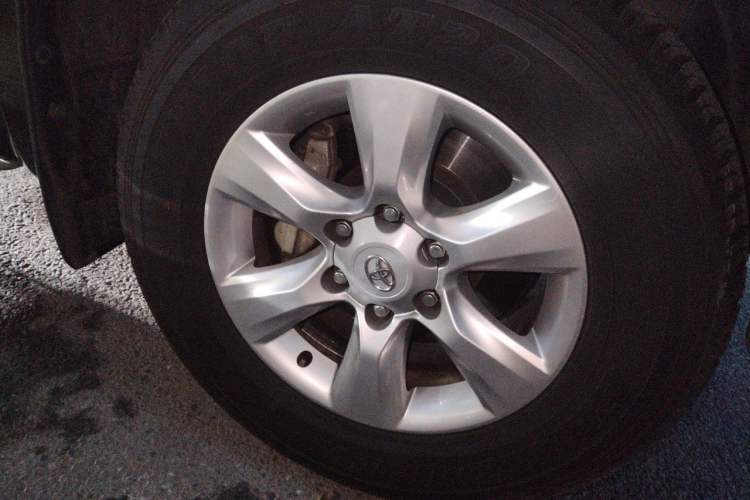 Used Toyota Prado 2010 4.0L Automatic TX-L NAVI Right Front Wheel Hub