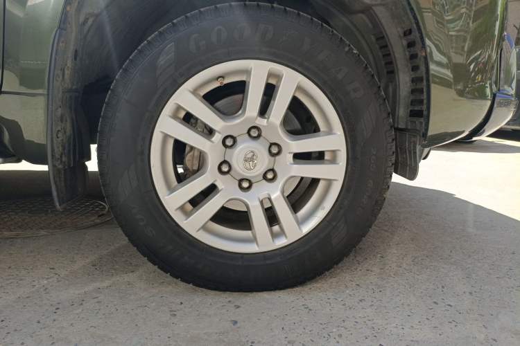 Used Toyota Prado 2010 4.0L Automatic VX Right Front Wheel Hub