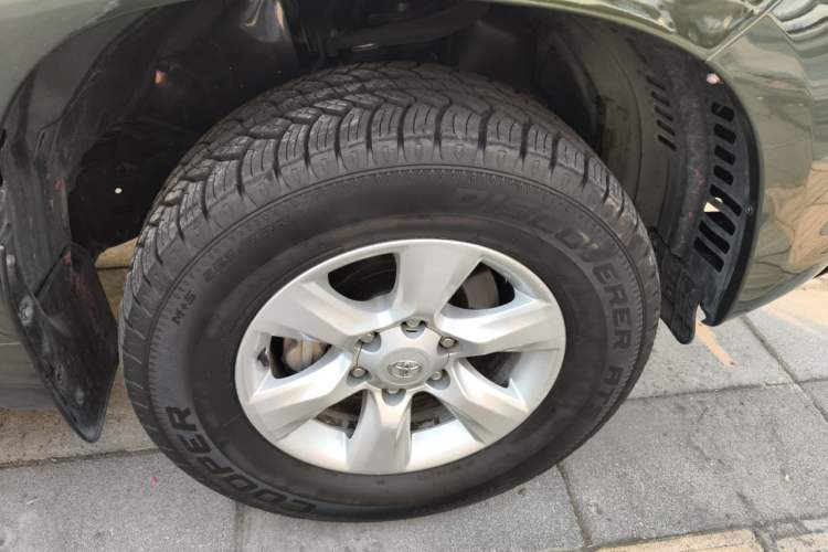 Used Toyota Prado 2010 2.7L Automatic Deluxe Edition Right Front Wheel Hub