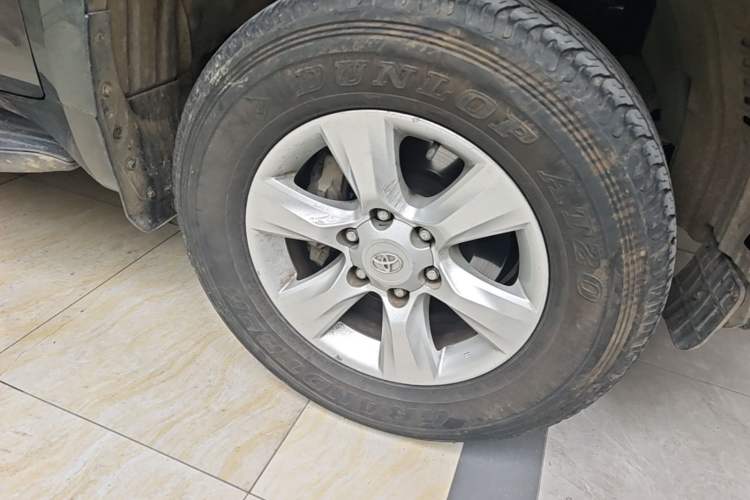 Used Toyota Prado 2010 2.7L Automatic Deluxe Edition Right Front Wheel Hub