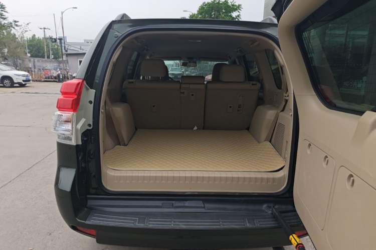 Used Toyota Prado 2010 2.7L Automatic Deluxe Edition Trunk