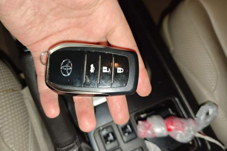 Used Toyota Prado 2010 4.0L Automatic TX-L Vehicle Key
