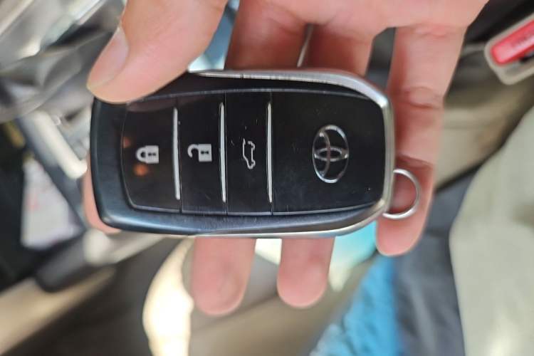 Used Toyota Prado 2010 4.0L Automatic TX-L Vehicle Key
