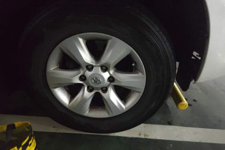 Used Toyota Prado 2010 2.7L Automatic Deluxe Edition Right Front Wheel Hub
