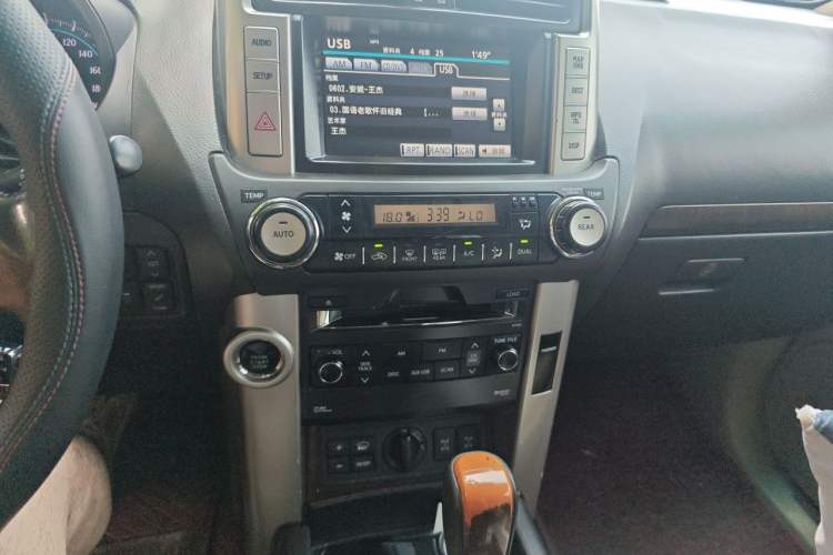 Used Toyota Prado 2010 4.0L Automatic VX NAVI Audio And AC Panel