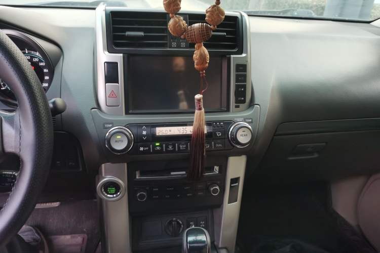 Used Toyota Prado 2010 4.0L Automatic TX-L Audio And AC Panel