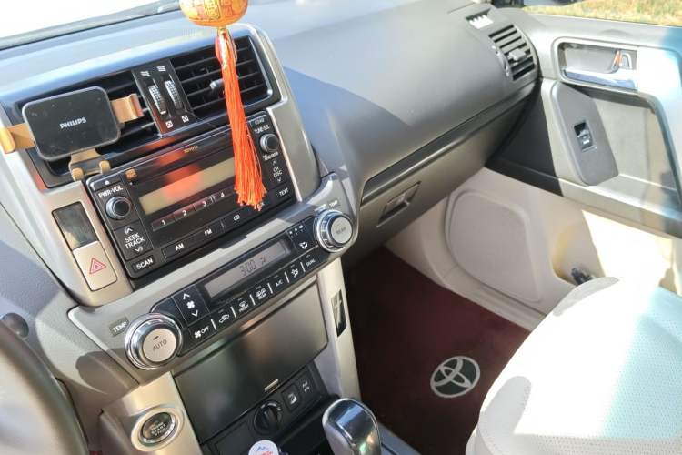 Used Toyota Prado 2010 4.0L Automatic TX-L Audio And AC Panel
