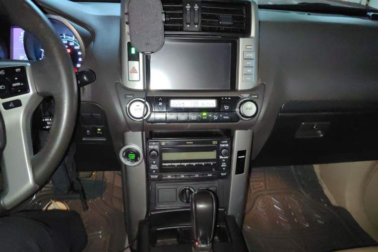 Used Toyota Prado 2010 4.0L Automatic TX-L NAVI Audio And AC Panel