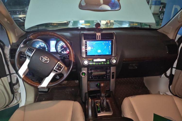Used Toyota Prado 2010 4.0L Automatic VX Center Console