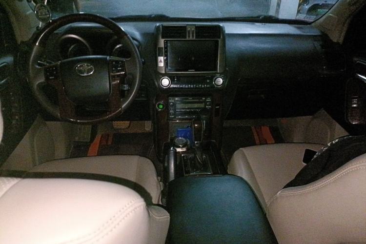 Used Toyota Prado 2010 4.0L Automatic TX-L Center Console