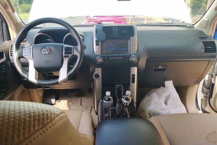 Used Toyota Prado 2010 4.0L Automatic TX-L Center Console