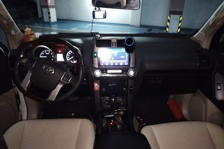 Used Toyota Prado 2010 2.7L Automatic Deluxe Edition Center Console