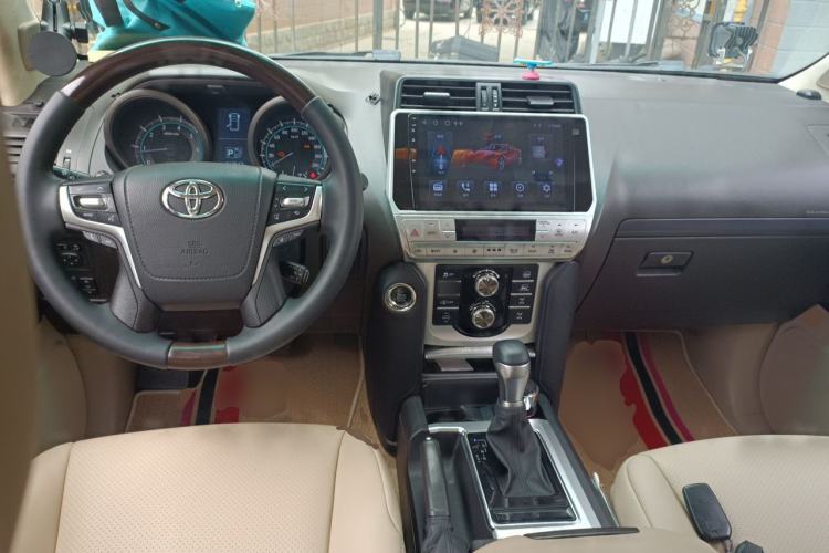 Used Toyota Prado 2010 4.0L Automatic TX-L Center Console