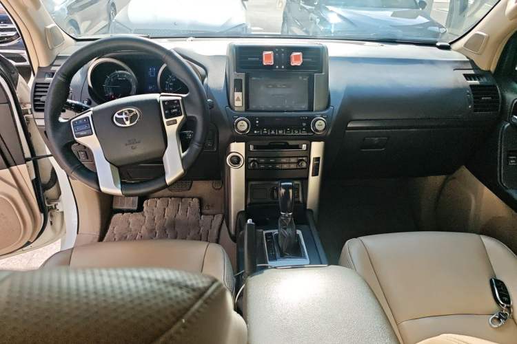 Used Toyota Prado 2010 4.0L Automatic TX-L Center Console