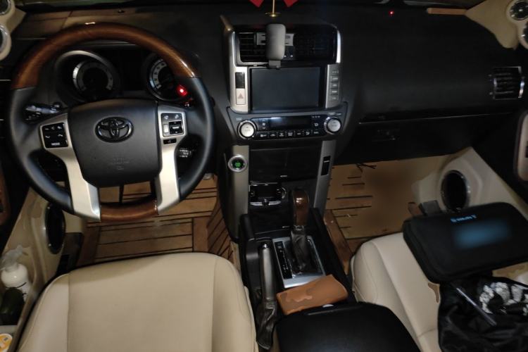 Used Toyota Prado 2010 4.0L Automatic TX-L Center Console