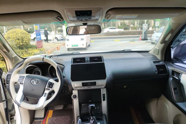 Used Toyota Prado 2010 4.0L Automatic TX-L Center Console